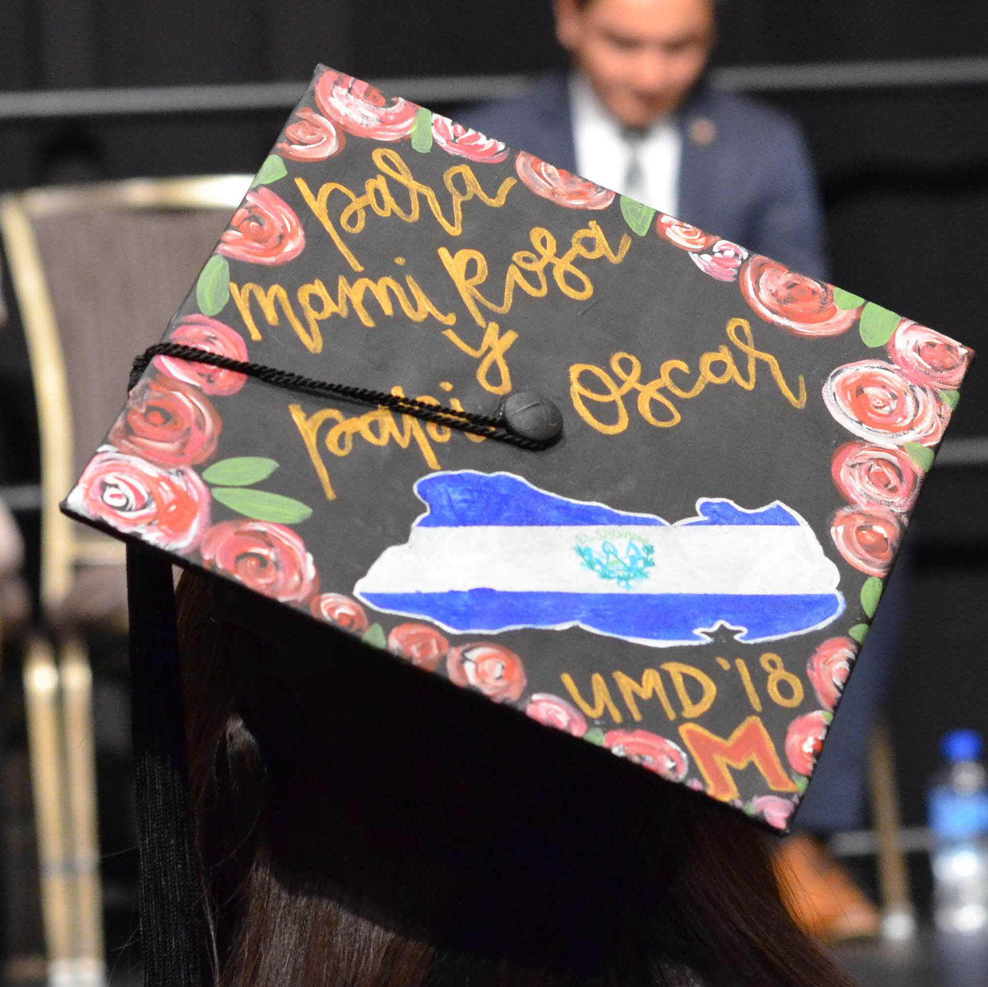 graduation cap with a message written in Spanish