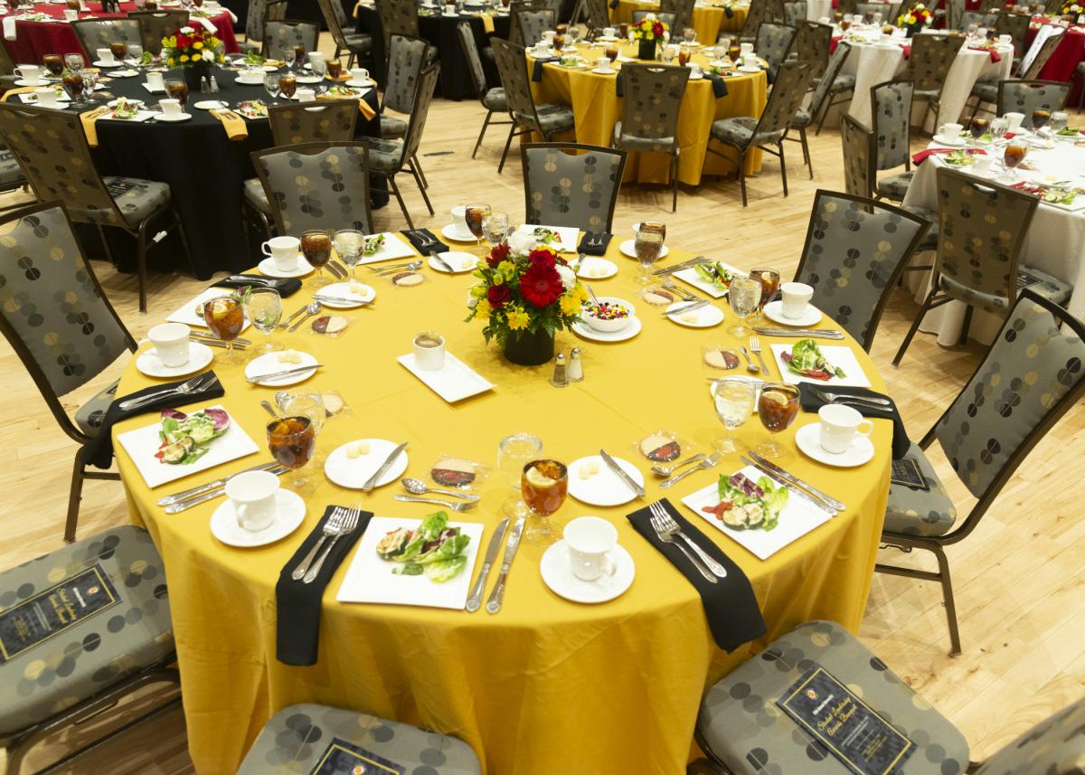 Image of the university awards banquet table
